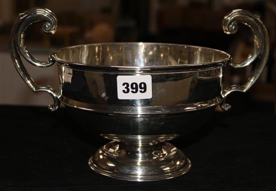 An early 20th century silver two handled pedestal bowl, Jones & Crompton, Birmingham, 1910?, 15 oz.